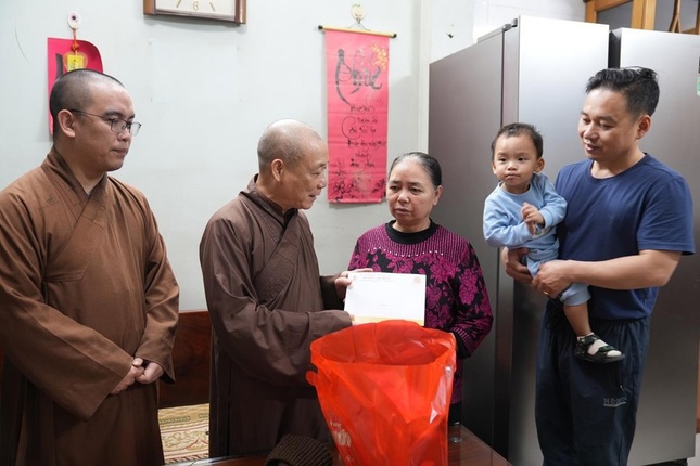 Hòa thượng Thích Bảo Nghiêm thăm, tặng quà Tết đến các gia đình thân nhân liệt sĩ Hòa thượng Thích Bảo Nghiêm thăm, tặng quà Tết đến các gia đình thân nhân liệt sĩ