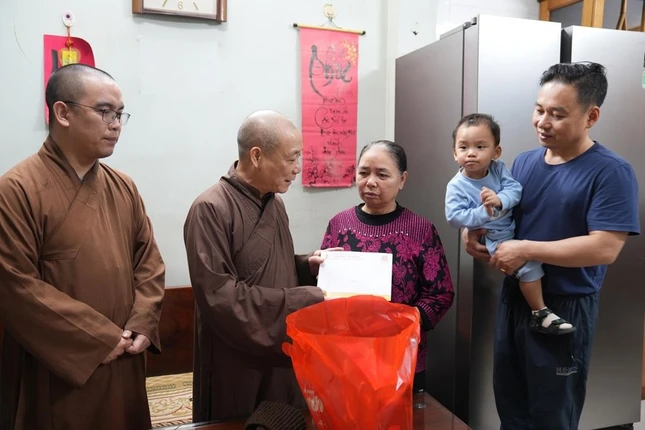 Hòa thượng Thích Bảo Nghiêm thăm, tặng quà Tết đến các gia đình thân nhân liệt sĩ