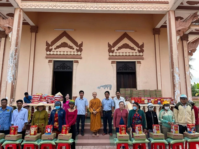 Chùa Công Đức Lâm trao quà Tết đến hộ nghèo