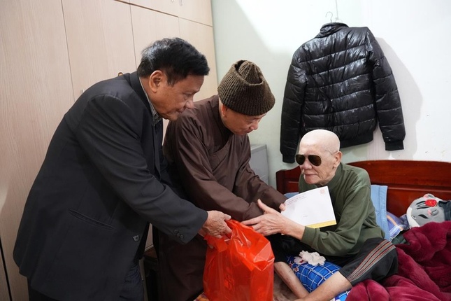 Hòa thượng Thích Bảo Nghiêm thăm, tặng quà Tết đến các cụ trên 90 tuổi Hòa thượng Thích Bảo Nghiêm thăm, tặng quà Tết đến các cụ trên 90 tuổi
