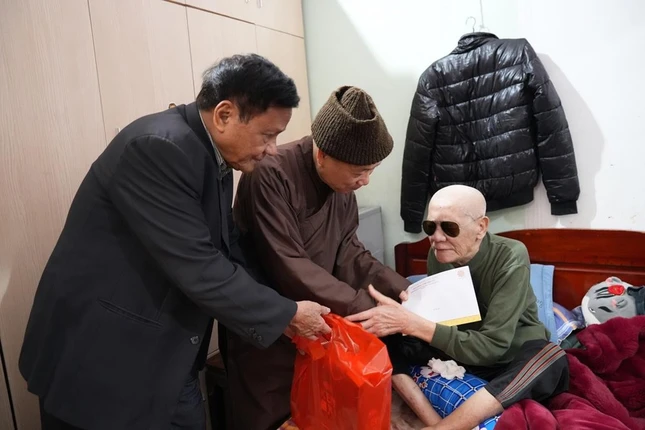 Hòa thượng Thích Bảo Nghiêm thăm, tặng quà Tết đến các cụ trên 90 tuổi