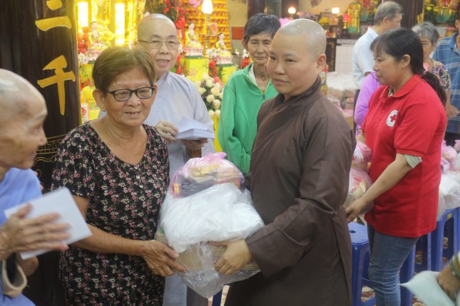 Chùa Huệ Lâm chia sẻ Tết ấm để "không ai để lại phía sau"