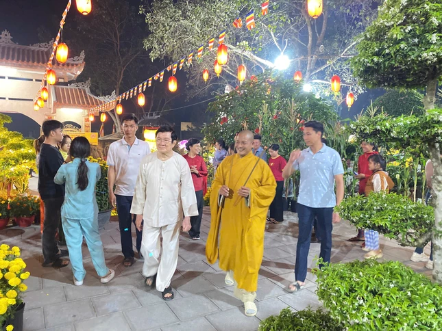 Nguyên Chủ tịch nước Trương Tấn Sang viếng chùa Pháp Minh vào đầu năm mới Ất Tỵ