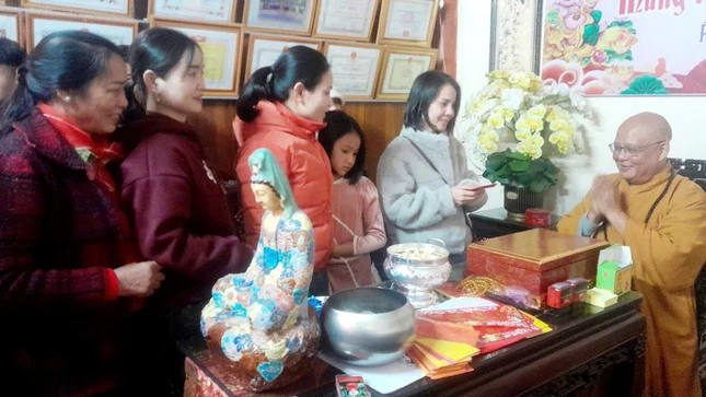 Phật tử chúc Tết và được nhận lộc năm mới từ chư Tăng