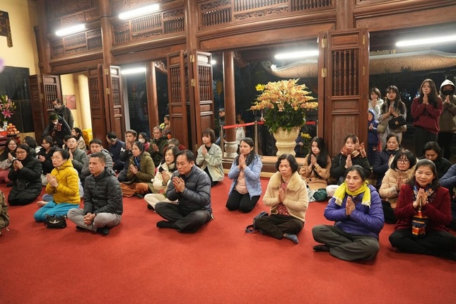 Phật tử về chùa nghe pháp trong thời khắc đón năm mới Ất Tỵ