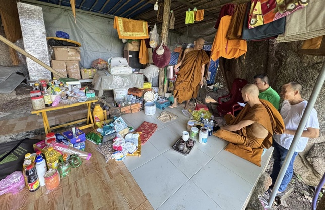 Các vị tu sĩ ẩn cư trên núi, nơi vắng bóng người Các vị tu sĩ ẩn cư trên núi, nơi vắng bóng người