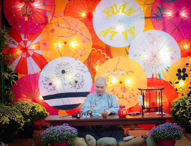 Sư cô Thích nữ Huệ Trí, trụ trì chùa Hải Vân khai bút đầu năm mới Ất Tỵ