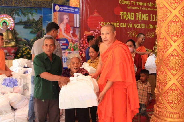 Thượng tọa Thích Pháp Quyền trao quà Tết