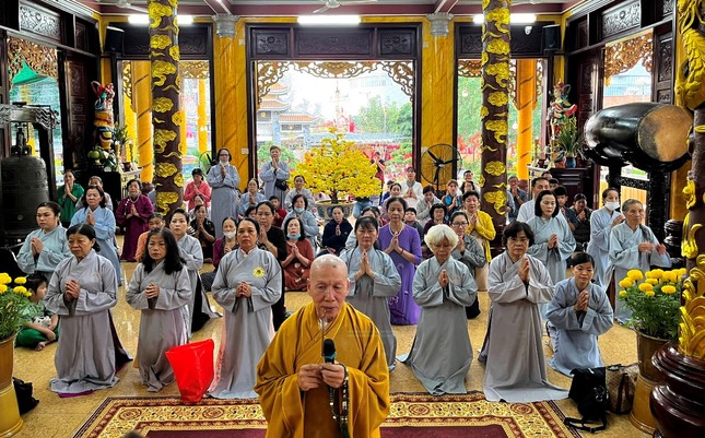 Hòa thượng Thích Giác Trí hướng dẫn Phật tử cúng dường Tam bảo vào đầu năm mới Ất Tỵ