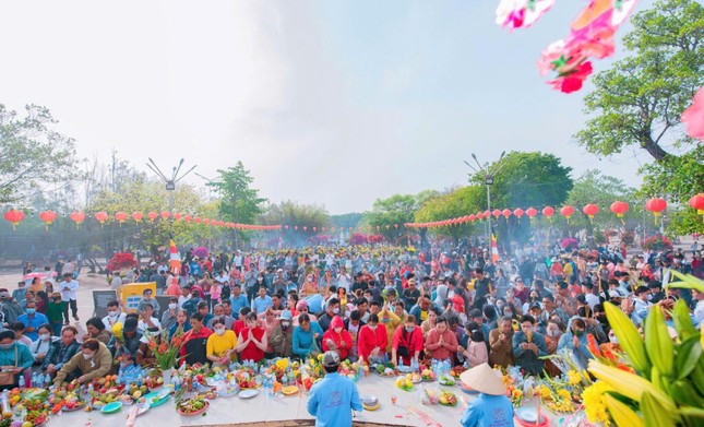 Bà con các tỉnh Tây Nam Bộ dâng lễ và xin lộc, cầu an đầu năm tại Quán Âm Phật Đài, TP.Bạc Liêu, tỉnh Bạc Liêu