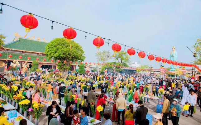 Đông đảo Phật tử, người dân hành hương đầu năm, đảnh lễ Bồ-tát Quán Thế Âm