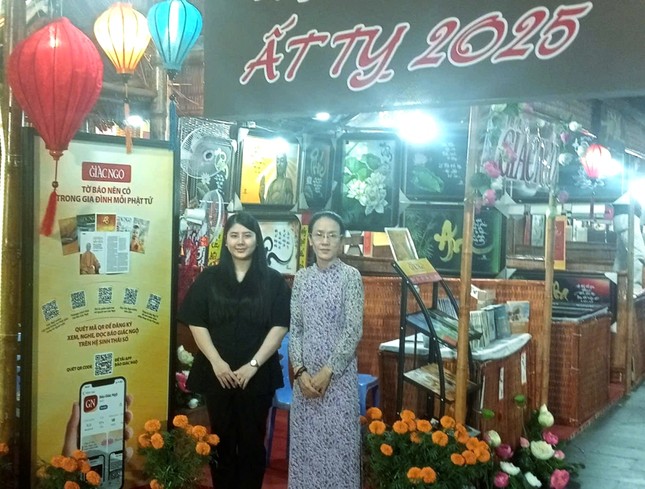 Gian hàng giới thiệu các ấn phẩm báo và sách do Báo Giác Ngộ xuất bản