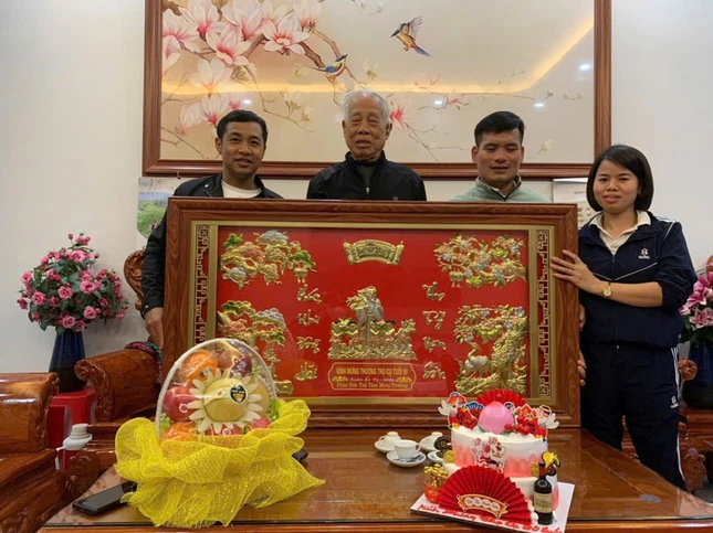 Thành viên đoàn chúc thọ đến Phật tử cao niên