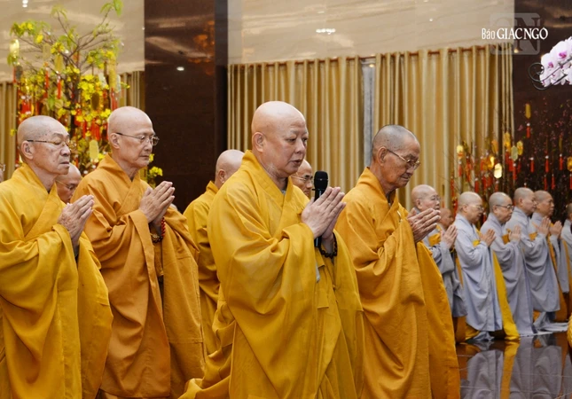 Hòa thượng Thích Lệ Trang thành kính tác bạch cung thỉnh Đức Pháp chủ khai thị đến hội chúng