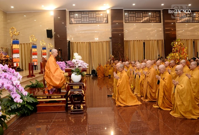 Chư tôn đức GHPGVN TP.HCM đảnh lễ, khánh tuế Đức Pháp chủ nhân họp mặt tân niên Ất Tỵ