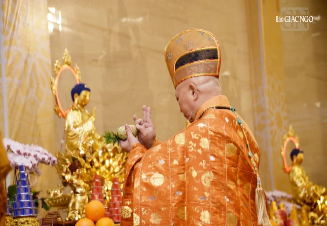 Hòa thượng Thích Lệ Trang đương vi đệ nhất đàn chủ thực hiện nghi thức niêm đàn, sái tịnh