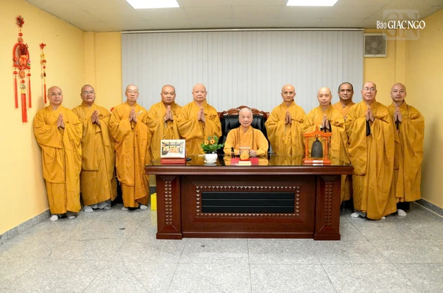 Chư tôn đức Ban Trị sự TP.HCM chụp ảnh lưu niệm với Đức Pháp chủ trong ngày làm việc trở lại của Văn phòng Ban Trị sự Thành phố