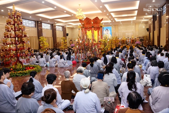 Pháp hội Dược Sư Xuân Ất Tỵ diễn ra trang nghiêm tại Việt Nam Quốc Tự. Đây là dịp để người dân, Phật tử trở về cầu nguyện bình an đầu năm mới theo tinh thần chánh tín