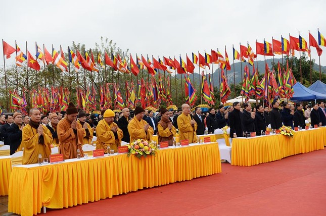 Chư tôn đức và đại diện lãnh đạo các cơ quan tham dự Lễ khai hội xuân Bái Đính