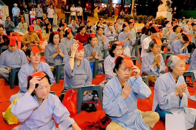 Phật tử tham gia cầu nguyện bình an trong năm mới