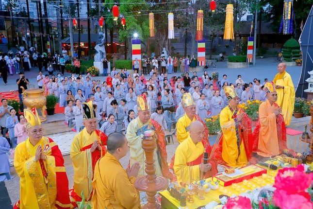 Chư tôn đức niêm hương bạch Phật tại pháp hội