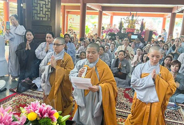 Sư cô Thích nữ Nguyên Chi phát nguyện nhận nhiệm vụ