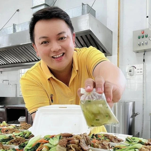 Mỗi ngày, anh Đệ tổ chức nấu hàng trăm suất ăn cho trẻ mồ côi và bệnh nhân nghèo - Ảnh: Duy Tân Mỗi ngày, anh Đệ tổ chức nấu hàng trăm suất ăn cho trẻ mồ côi và bệnh nhân nghèo - Ảnh: Duy Tân