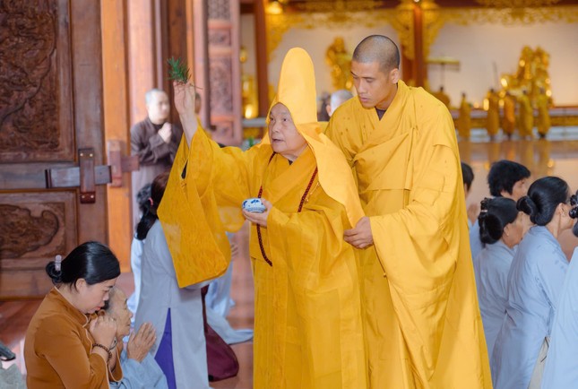 Trưởng lão Hòa thượng Thích Thiện Nhơn sái tịnh đàn tràng