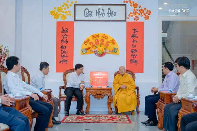 Trưởng lão Hòa thượng Chủ tịch Hội đồng Trị sự GHPGVN tiếp thân mật ông Nguyễn Mạnh Cường, Trưởng ban Tuyên giáo và Dân vận Thành ủy TP.HCM