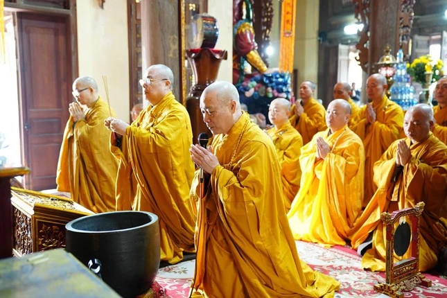 Chư Tăng, Ni niêm hương, đỉnh lễ Tam bảo, chư Lịch đại Tổ sư tại chùa Bồ Đề