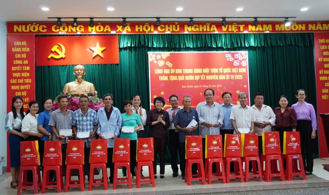 Các gia đình chính sách, gia đình có công với cách mạng, hộ cận nghèo nhận quà đầu Xuân Ất Tỵ - Ảnh: MT