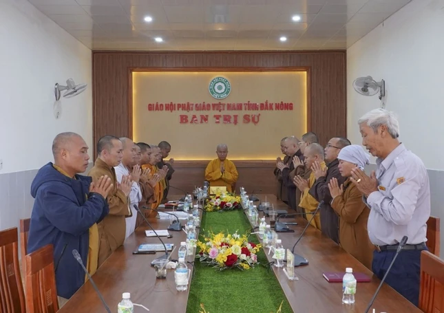 Chư tôn đức, Phật tử trong Ban Thường trực Ban Trị sự tỉnh họp mặt đầu năm Ất Tỵ