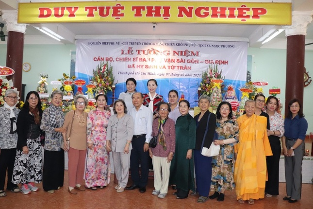 Chụp ảnh lưu niệm tại tịnh xá Ngọc Phương Chụp ảnh lưu niệm tại tịnh xá Ngọc Phương