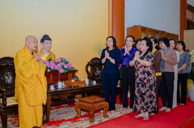 Trưởng lão Hòa thượng Thích Thiện Nhơn tiếp thân mật Thứ trưởng Phan Thị Thắng và phái đoàn Trưởng lão Hòa thượng Thích Thiện Nhơn tiếp thân mật Thứ trưởng Phan Thị Thắng và phái đoàn