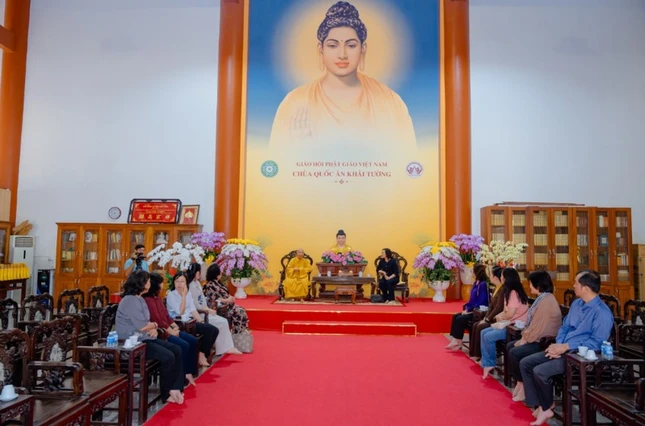 Thứ trưởng Phan Thị Thắng vấn an sức Trưởng lão Hòa thượng Phó Pháp chủ Hội đồng Chứng minh, Chủ tịch Hội đồng Trị sự Thứ trưởng Phan Thị Thắng vấn an sức Trưởng lão Hòa thượng Phó Pháp chủ Hội đồng Chứng minh, Chủ tịch Hội đồng Trị sự