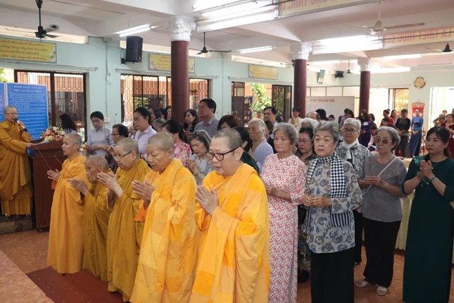 Chư Ni thắp hương tưởng niệm các cán bộ chiến sĩ đã hy sinh trong phong trào đấu tranh cho độc lập dân tộc tại Sài Gòn