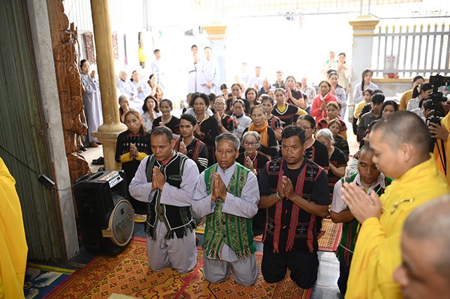 Phật tử đồng bào thiểu trên địa bàn H.A Lưới thành kính tại cầu nguyện bình an cho năm mới