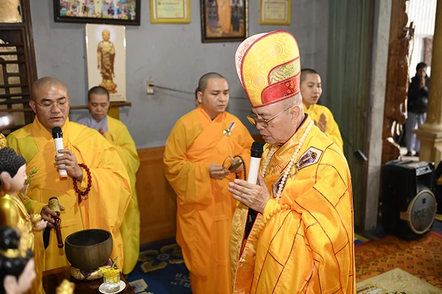 Hoà thượng Thích Huệ Phước niêm hương cầu nguyện