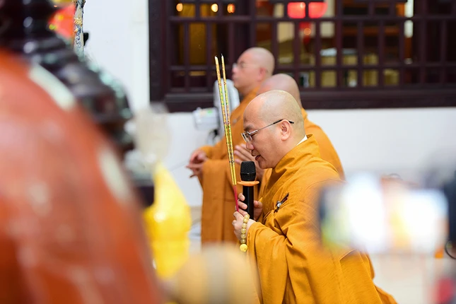 Thượng tọa Thích Phước Tiến niêm hương bạch Phật
