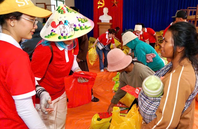 Đoàn từ thiện trao quà đến bà con người đồng bào Raglay