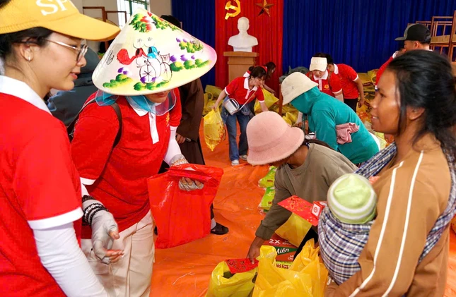 Đoàn từ thiện trao quà đến bà con người đồng bào Raglay