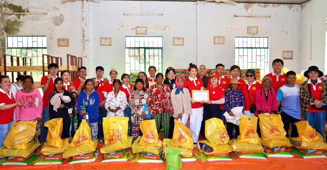 Đoàn trao 300 phần quà cho học sinh nhân đầu Xuân Ất Tỵ