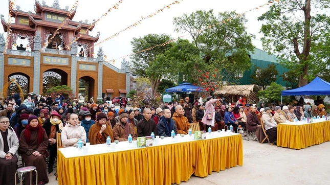 Chư tôn đức, Phật tử, người dân địa phương tham dự