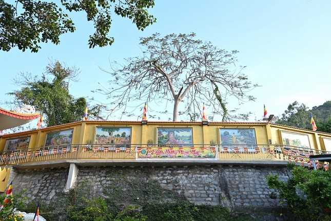 Những tác phẩm tranh bằng chất liệu đá quý về lịch sử cuộc đời Đức Phật được khánh thành và trưng bày trong khuôn viên chùa Bồ Đề