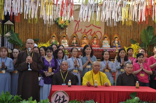 Chư tôn đức và Phật tử tham dự khai mạc Phiên chợ Tết 0 đồng