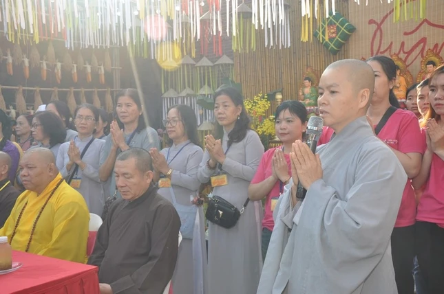 Sư cô Thích nữ Tuệ Trân phát biểu tại lễ khai mạc phiên chợ 0 đồng