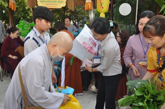 Chọn thực phẩm tại phiên chợ 0 đồng