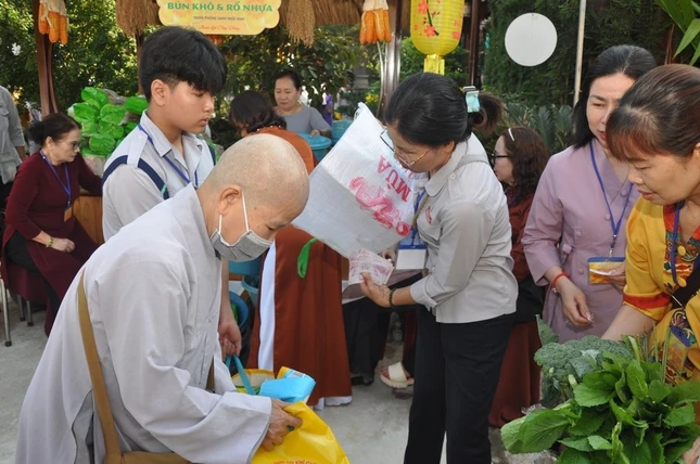 Chọn thực phẩm tại phiên chợ 0 đồng