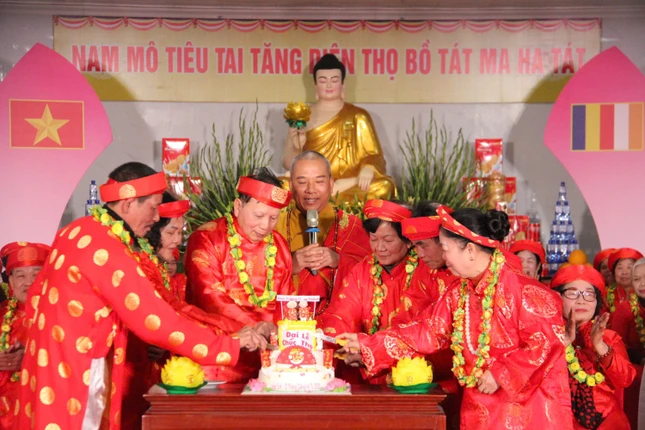 Thượng tọa Thích Quảng Truyền cùng cắt bánh mừng thọ với các Phật tử