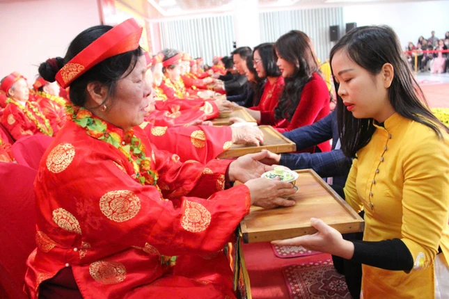 Các vị con, cháu dâng trà đến các cụ